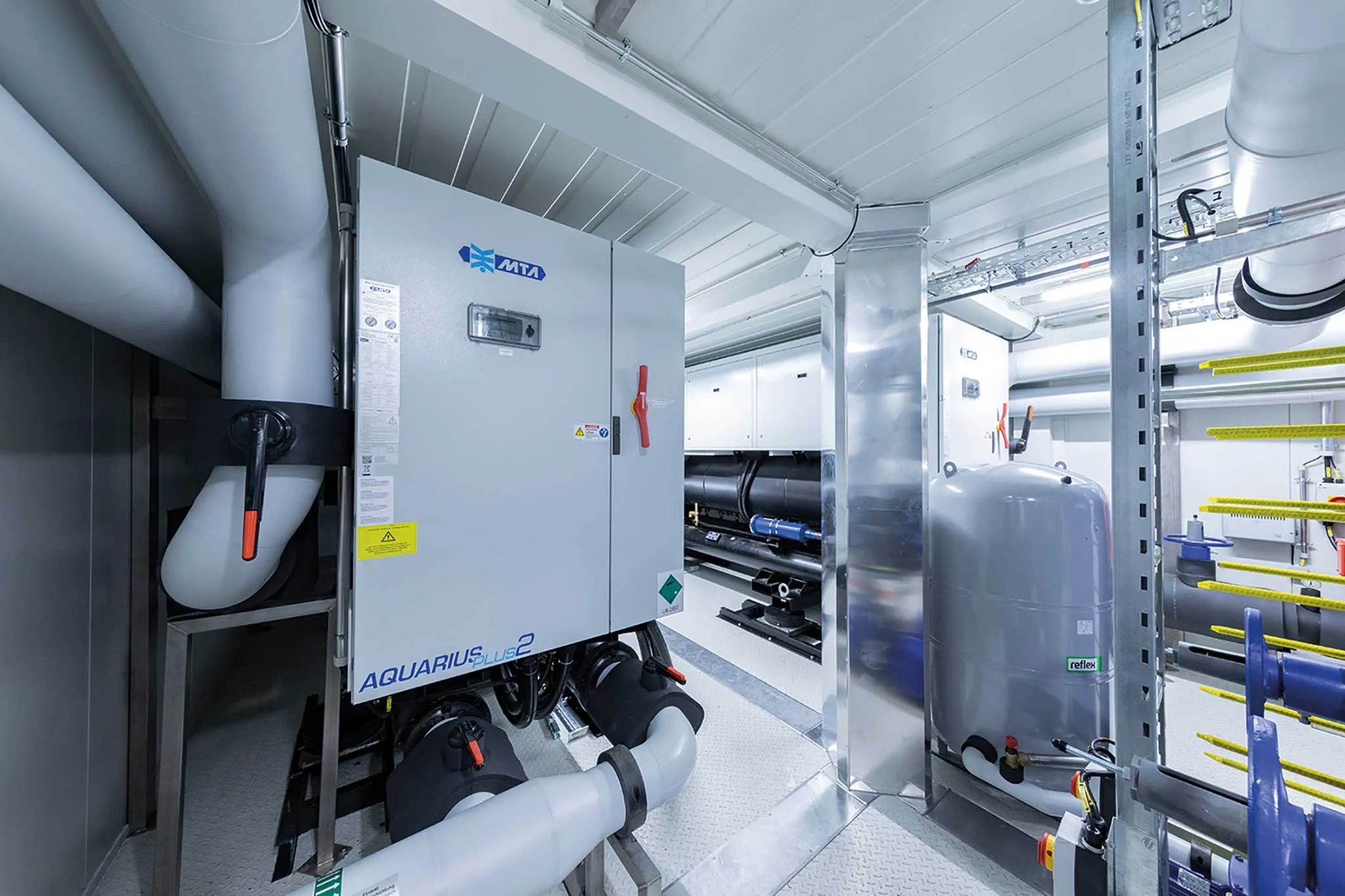 2 x AQP2 6602 SSC, wassergekühlte Kältemaschinen der AQUARIUS-Serie mit einer Gesamtkälteleistung von 2.900 kW. Sonderausführung mit größerem Verdampfer und mehr Kondensatorfläche und Low-GWP-Kältemittel R 513A